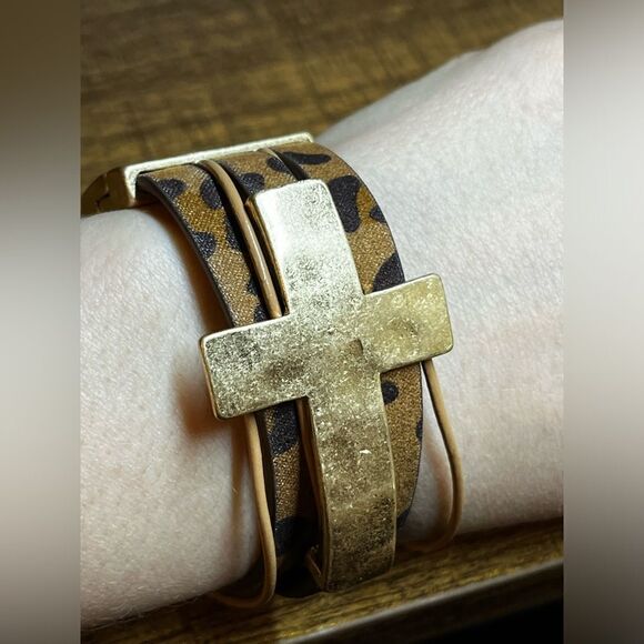 Fake suede Cross Decor Leopard Pattern Bracelet with magnetic closure - Picture 7 of 15